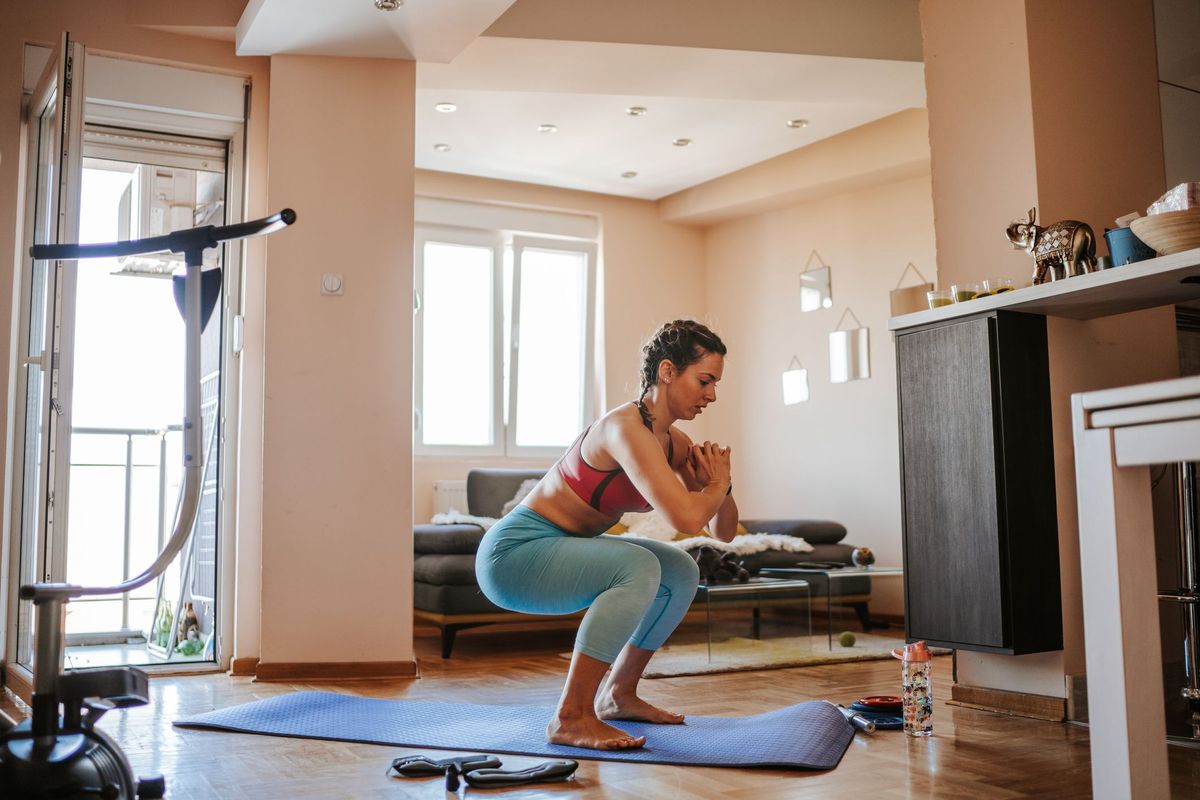 Las sentadillas ayudan al desarrollo musculas y a quemar calorías. Las sentadillas ayudan al desarrollo musculas y a quemar calorías.