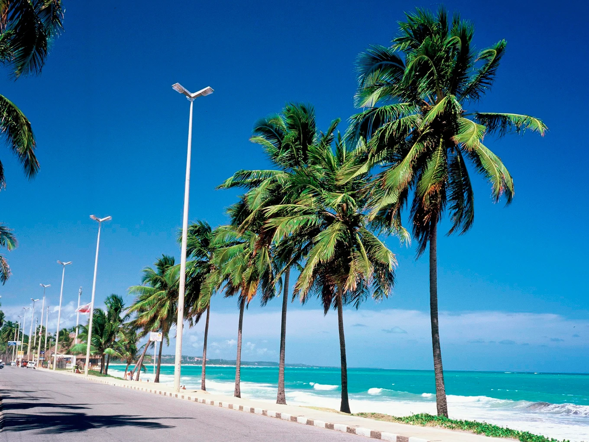 Macei&oacute; es conocido como el "Caribe brasile&ntilde;o" debido a sus playas de arena blanca y aguas cristalinas de color turquesa. Imagen: Despegar.