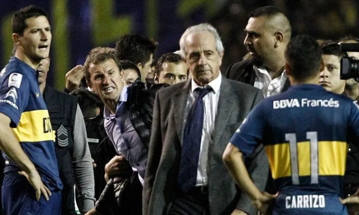 Bello, veedor de la CONMEBOL, tuvo que pedirle a D'Onofrio que se retirara del campo de juego. Bello, veedor de la CONMEBOL, tuvo que pedirle a D'Onofrio que se retirara del campo de juego. 