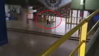 Un alumno mató a tiros a un compañero en el patio de la escuela y hay varios heridos