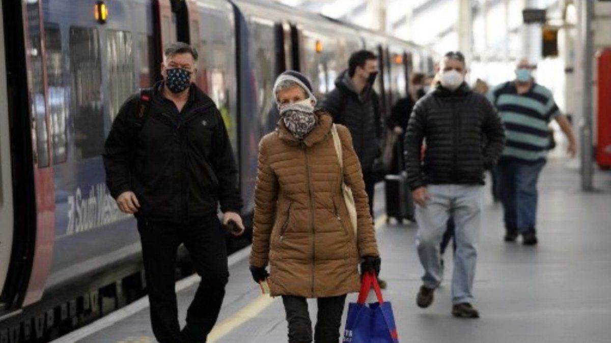 Autoridades del Reino Unido anunciaron la identificación de una nueva cepa de coronavirus.