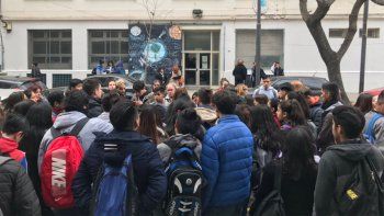 Indignantes chats y audios de un preceptor que acosaba a sus alumnas