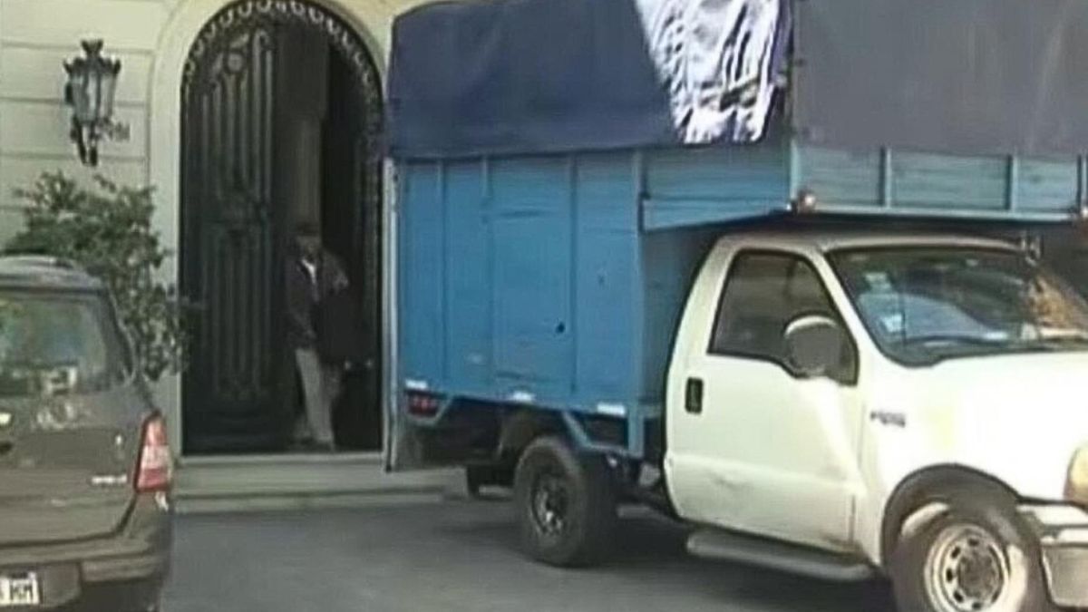 El final del love bombing puede ser este camión de mudanzas destartalado, en donde el exmarido de Pampita se llevó sus trajes de gala. El final del love bombing puede ser este camión de mudanzas destartalado, en donde el exmarido de Pampita se llevó sus trajes de gala.