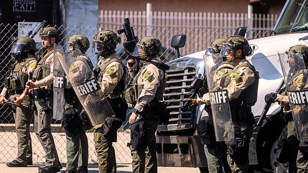 Miembros de la Guardia Nacional de California intentan controlar una protesta en Los &Aacute;ngeles, California (EE.UU.), el 8 de junio de 2025. Cr&eacute;dito: EFE/Caroline Brehman.
