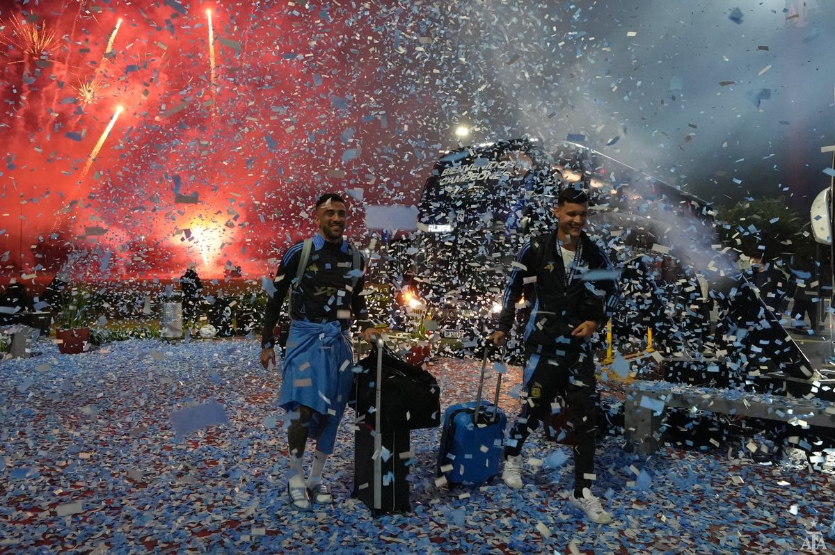 La Selección argentina fue recibida con fuegos artificiales en Ezeiza.