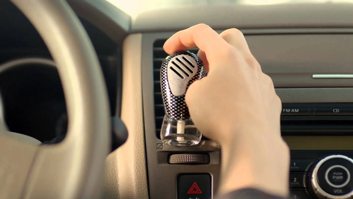 En el caso de Martorell, el encargado de que todos sus coches salgan con un olor a nuevo neutro y que sea agradable a cualquier nariz, es el departamento de Calidad. En el caso de Martorell, el encargado de que todos sus coches salgan con un olor a nuevo neutro y que sea agradable a cualquier nariz, es el departamento de Calidad.