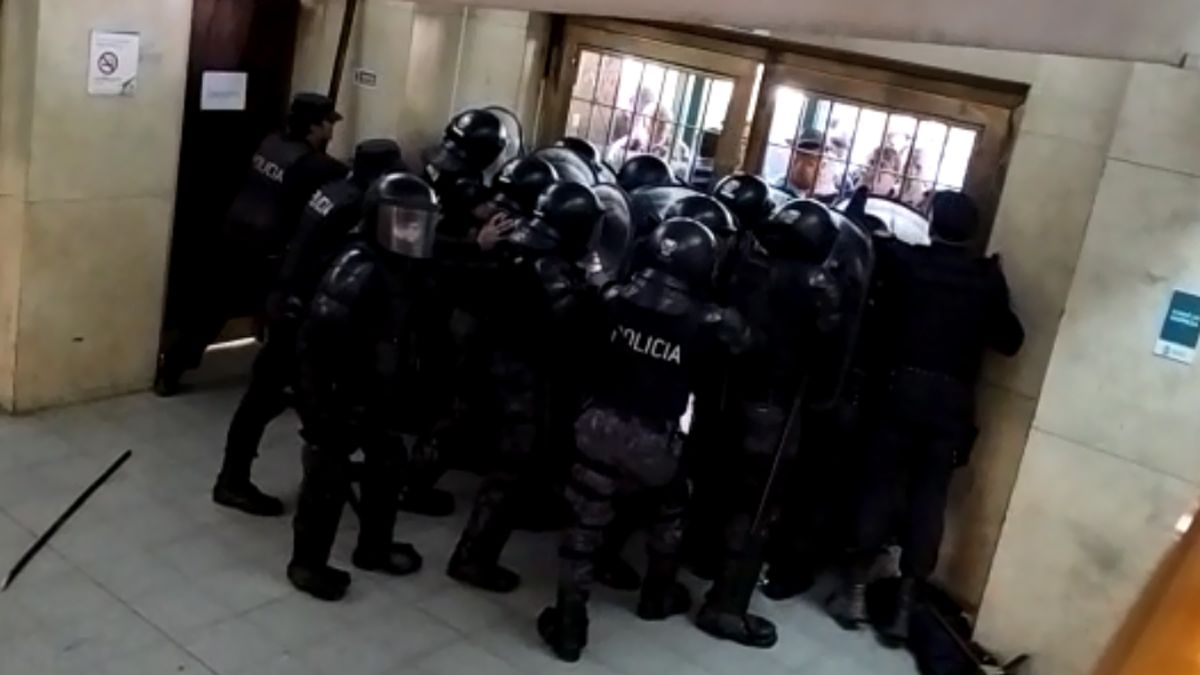 La seguridad de Casa de Gobierno se concentró en el ingreso de calle Peltier por donde pretendían ingresar por la fuerza los policías retirados.