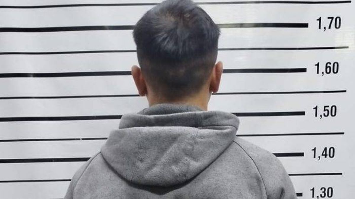 El sujeto detenido con la trompeta robada en la mano. Había ido al lugar que pactó con la víctima y fue atrapado por la Policía.