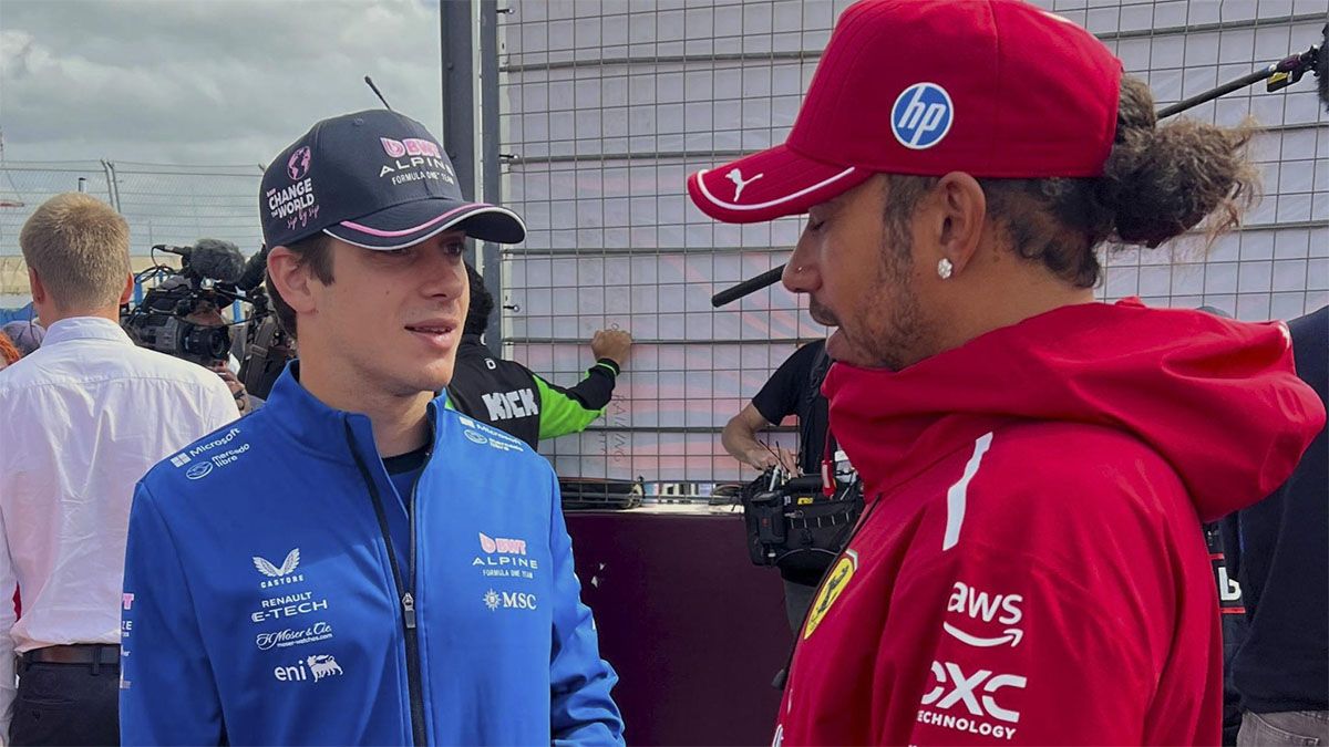 Franco Colapinto dialoga con el británico Lewis Hamilton.