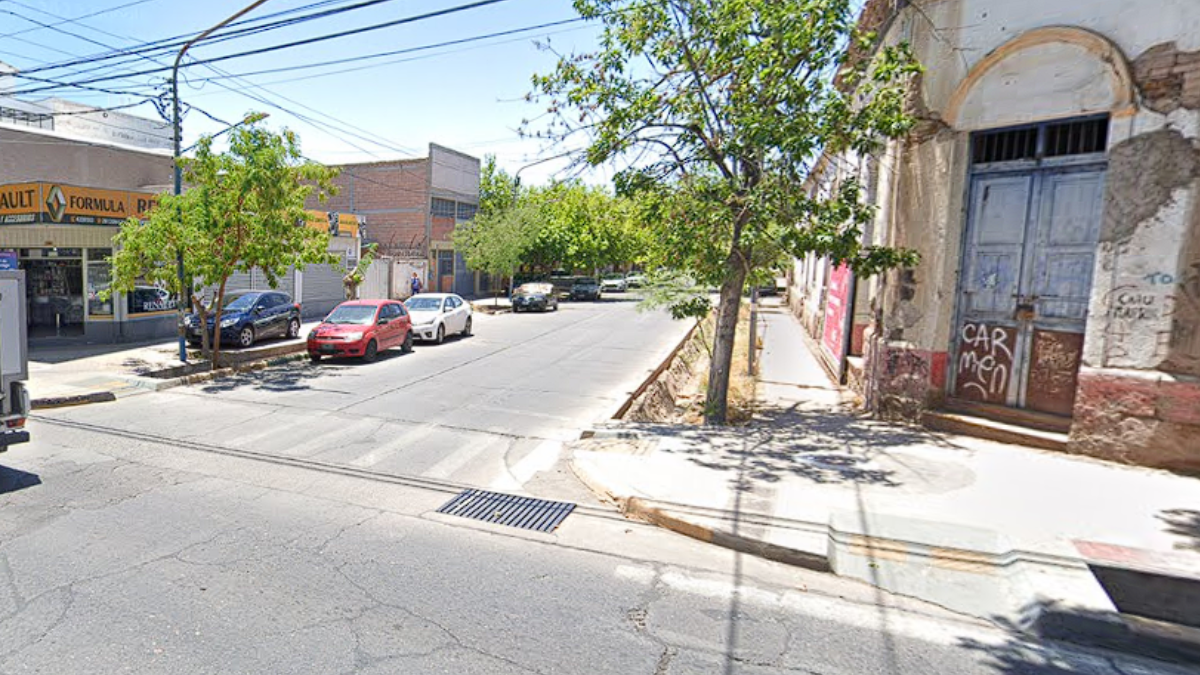 El hecho ocurrió este sábado en calle Perito Moreno y Urquiza. Los delincuentes cruzaron en rojo y chocaron contra un Fiat Palio. El hecho ocurrió este sábado en calle Perito Moreno y Urquiza. Los delincuentes cruzaron en rojo y chocaron contra un Fiat Palio.