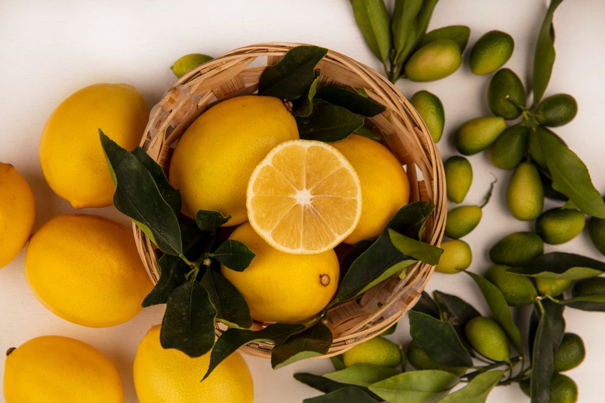 Hierve rodajas de limón con hojas de laurel para aromatizar tu hogar. Imagen: Freepik. Hierve rodajas de limón con hojas de laurel para aromatizar tu hogar. Imagen: Freepik.