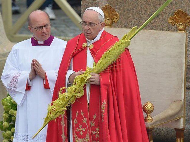 Francisco encabezó la Misa de Ramos en el Vaticano y dio comienzo a la Semana Santa