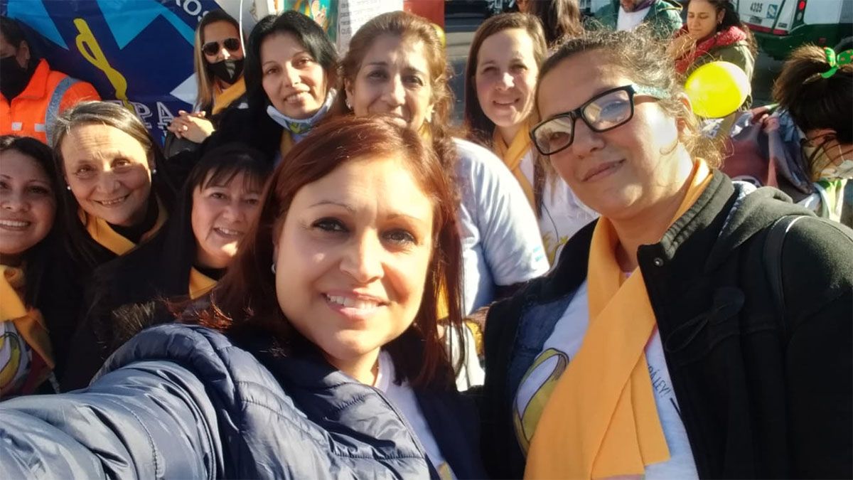 Gisella Bello, mamá de Luana, junto a otras luchadoras durante la vigilia del jueves. Tras lograr la ley en Mendoza, lograron también la ley nacional.