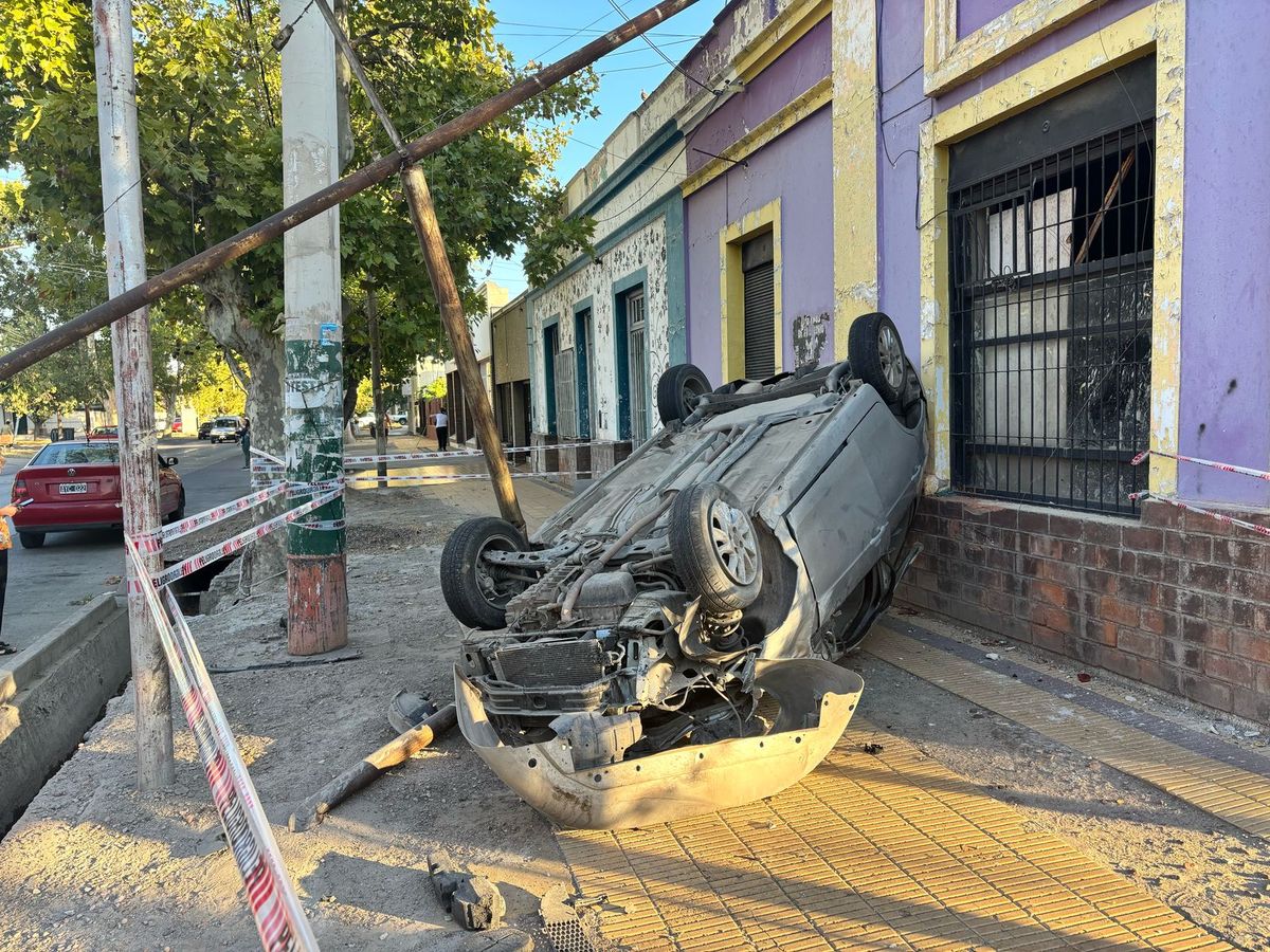 Así quedó el Fiat Palio volcado en Guaymallén. 