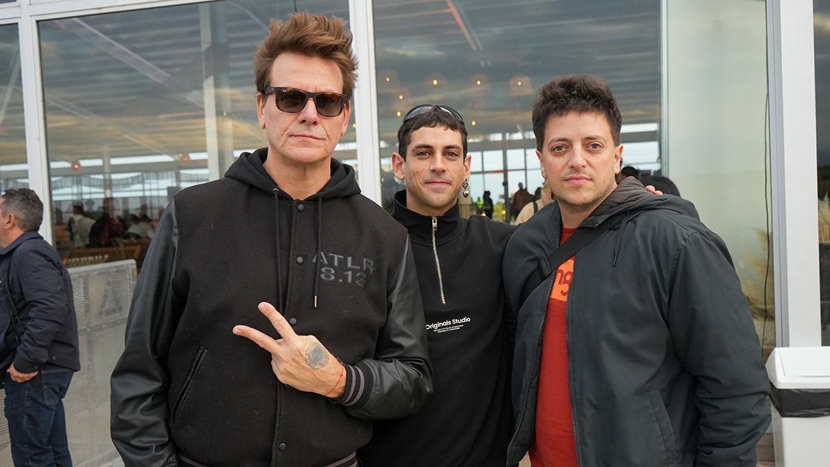 En la VIP. Javier Malosetti junto al baterista Mateo Ottonello y el guitarrista Bruno Di Lorenzo disfrutando el toque de Conociendo Rusia. En la VIP. Javier Malosetti junto al baterista Mateo Ottonello y el guitarrista Bruno Di Lorenzo disfrutando el toque de Conociendo Rusia.