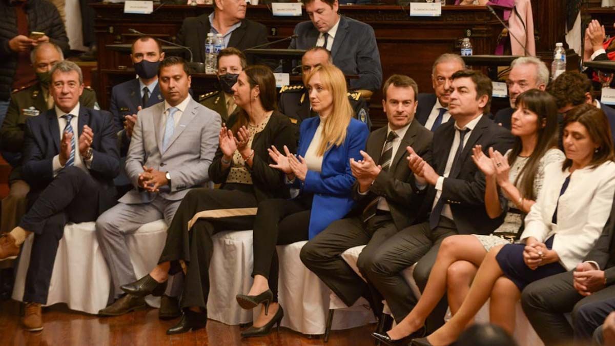 Sin grieta. En la misma fila, legisladores nacionales de las dos fuerzas mendocinas: los peronistas Adolfo Bermejo, Eber Pérez Plaza, Marisa Uceda y Anabel Fernández Sagasti y los representantes de Juntos por el Cambio Lisandro Nieri, Omar De Marchi, Pamela Verasay y Mariana Juri.