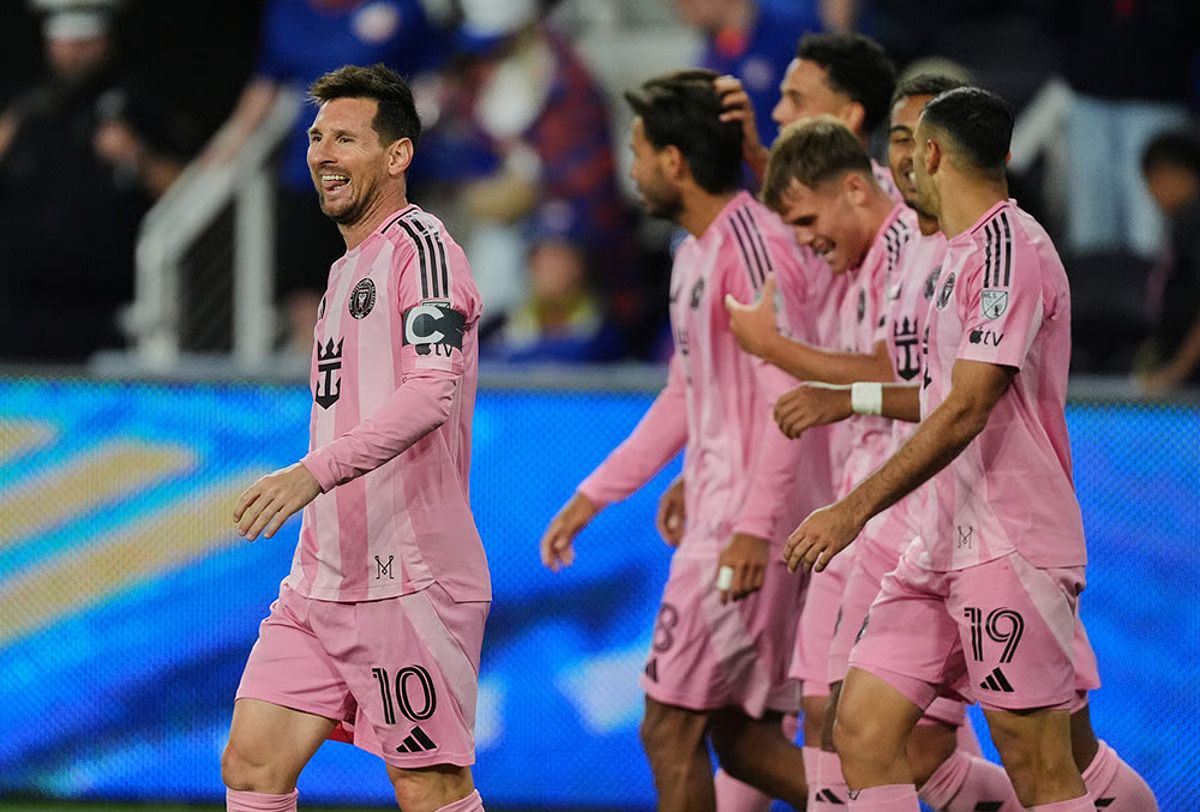Lionel Messi no se pudo llevar la pelota.