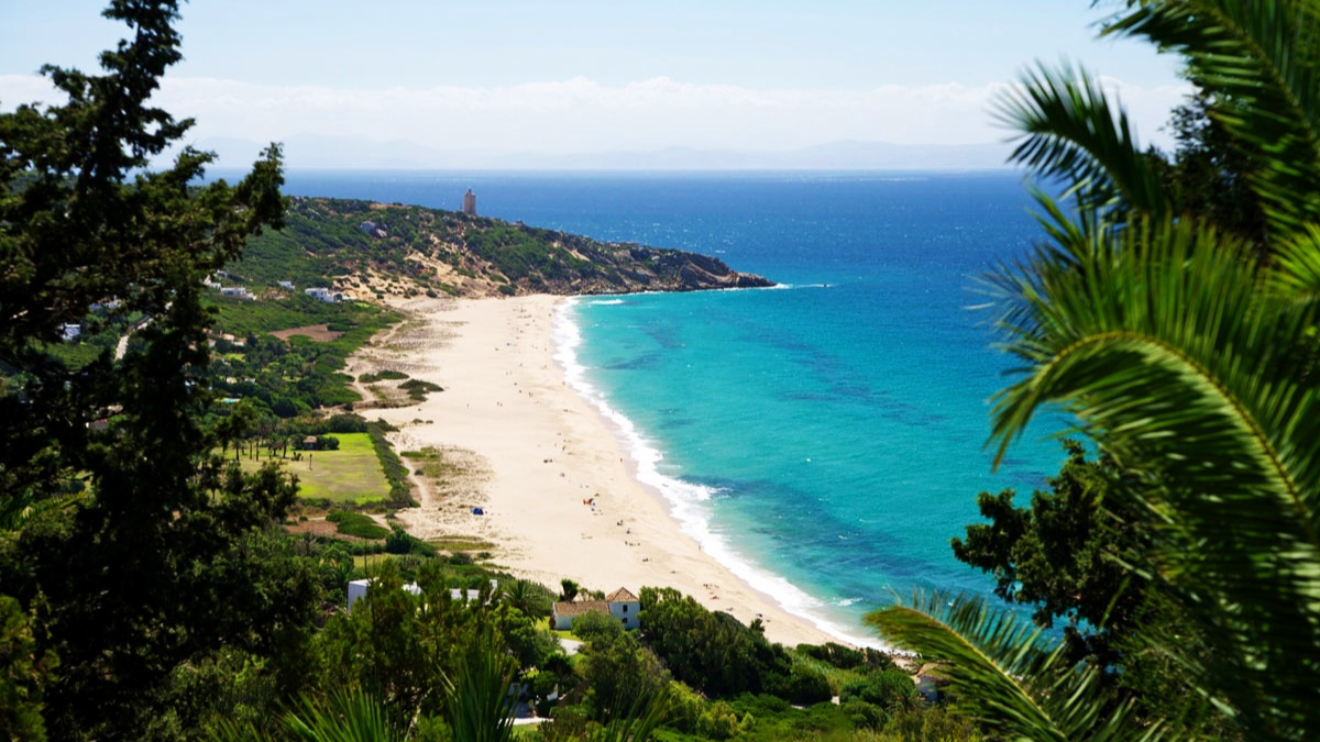 Zahara de los Atunes es una de las playas más hermosas por su agua cristalina y cálida y arenas finas de España. Zahara de los Atunes es una de las playas más hermosas por su agua cristalina y cálida y arenas finas de España.