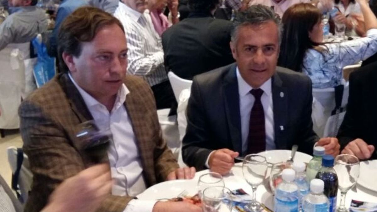 Alfredo Cornejo (UCR) y Martín Aveiro (PJ) en una foto de noviembre de 2016. Con solo observar los peinados se verifica que mucha agua ha pasado bajo el puente. Alfredo Cornejo (UCR) y Martín Aveiro (PJ) en una foto de noviembre de 2016. Con solo observar los peinados se verifica que mucha agua ha pasado bajo el puente.