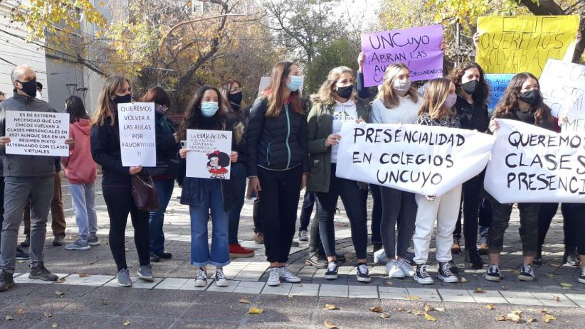 Muchos alumnos de las escuelas secundarias de la UNCuyo participaron del reclamo.