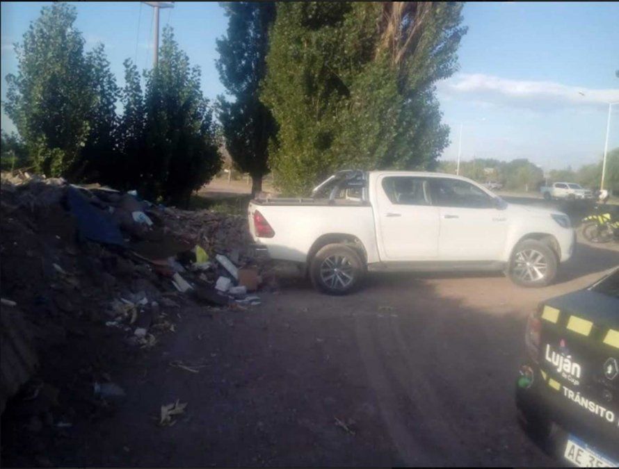 Un hombre fue multado por tirar escombro a la vera del Acceso Sur. El sujeto traía la basura cargada en su camioneta.