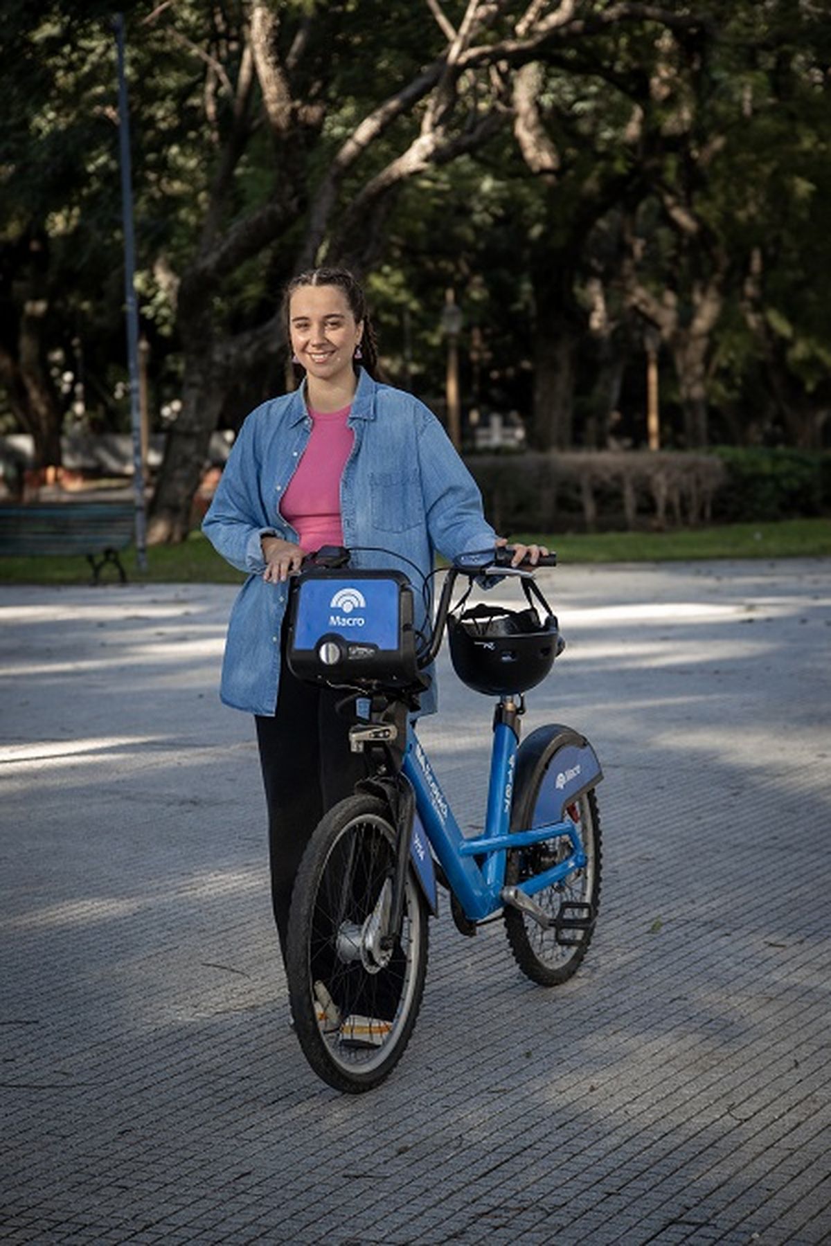 La bicicleta es un medio sustentable de transporte, ya que cuida el medio ambiente, fomenta el esparcimiento y los hábitos saludables. La bicicleta es un medio sustentable de transporte, ya que cuida el medio ambiente, fomenta el esparcimiento y los hábitos saludables.