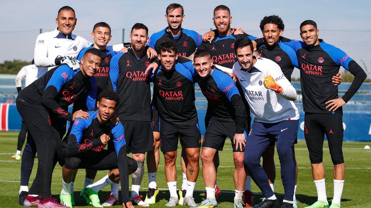 Lionel Messi y algunos de sus compaños del PSG