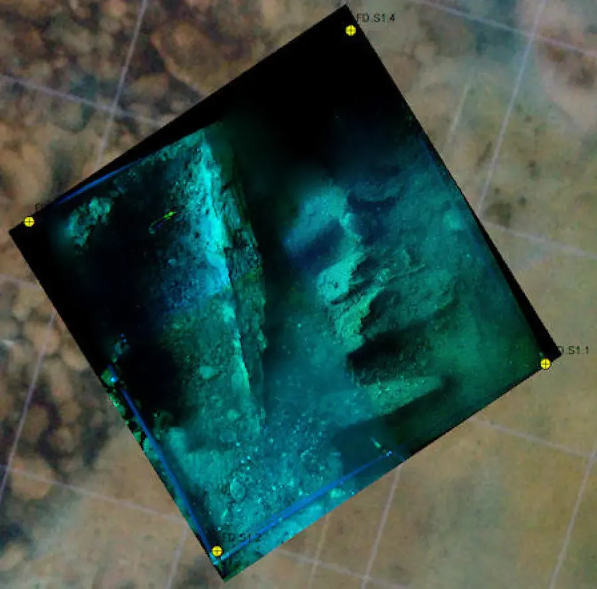 El barco esperó cientos de años en el fondo del mar. El barco esperó cientos de años en el fondo del mar.