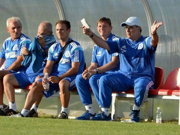 El debut de Bielsa se vio empañado por la suspensión del partido