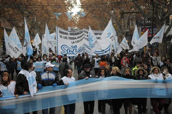 Los docentes aducen, entre otras cosas, que en 2020 no recibieron aumentos salariales a pesar de que hubo alta inflación.