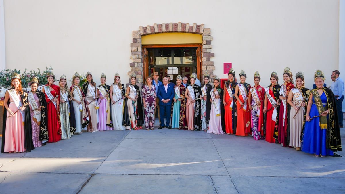 Los Magnaghi, organizadores del Desayuno Real, con las Reinas que este sábado van por la Corona Vendimial. Los Magnaghi, organizadores del Desayuno Real, con las Reinas que este sábado van por la Corona Vendimial.