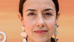 La actrizx Cecilia Suárez arrasa con su papel de maestra en la serie de Netflix.