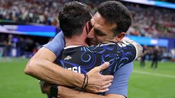 El tremendo abrazo de Messi con Scaloni.