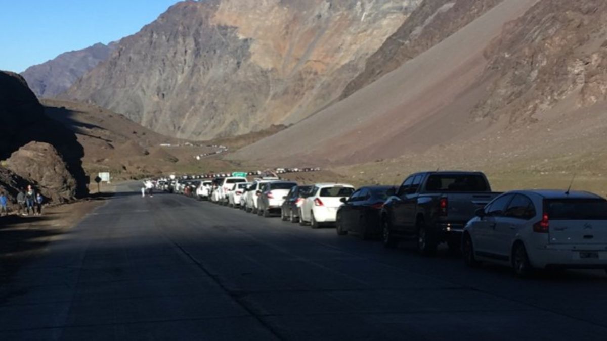 Este lunes volvieron a repetirse en el Paso Cristo Redentor las imágenes de las largas colas de argentinos esperando hasta cinco horas para ingresar al complejo aduanero chileno Los Libertadores.