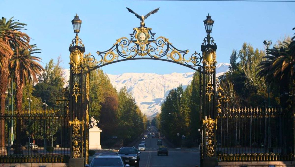 El Parque Histórico General San Martín es el parque más antiguo de la Provincia de Mendoza. Se encuentra ubicado en la Ciudad de Mendoza delimitado por las avenidas Carlos Washington Lencinas (al Norte), San Francisco De Asís (al Sur) y Boulogne Sur Mer (al Este) El Parque Histórico General San Martín es el parque más antiguo de la Provincia de Mendoza. Se encuentra ubicado en la Ciudad de Mendoza delimitado por las avenidas Carlos Washington Lencinas (al Norte), San Francisco De Asís (al Sur) y Boulogne Sur Mer (al Este)