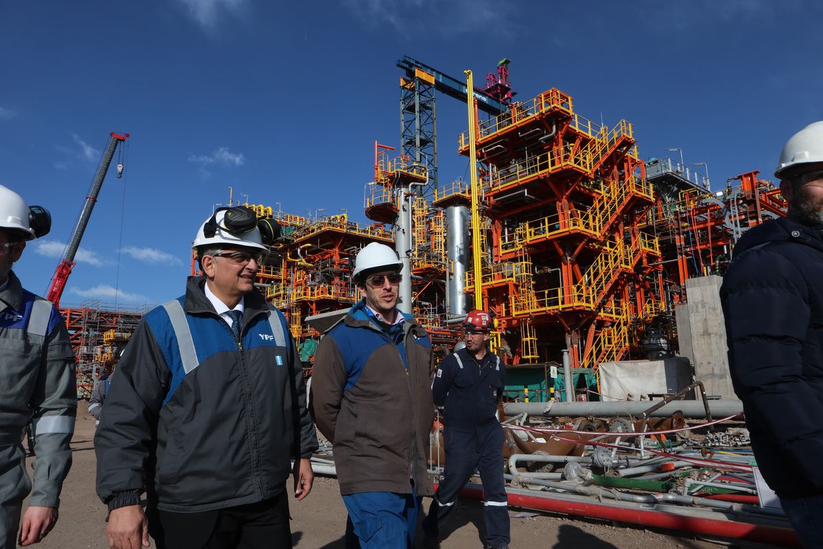 El CEO de YPF, Horacio Marín, de recorrida por la refinería de Luján antes de la llegada del reactor desulfurizador de IMPSA El CEO de YPF, Horacio Marín, de recorrida por la refinería de Luján antes de la llegada del reactor desulfurizador de IMPSA