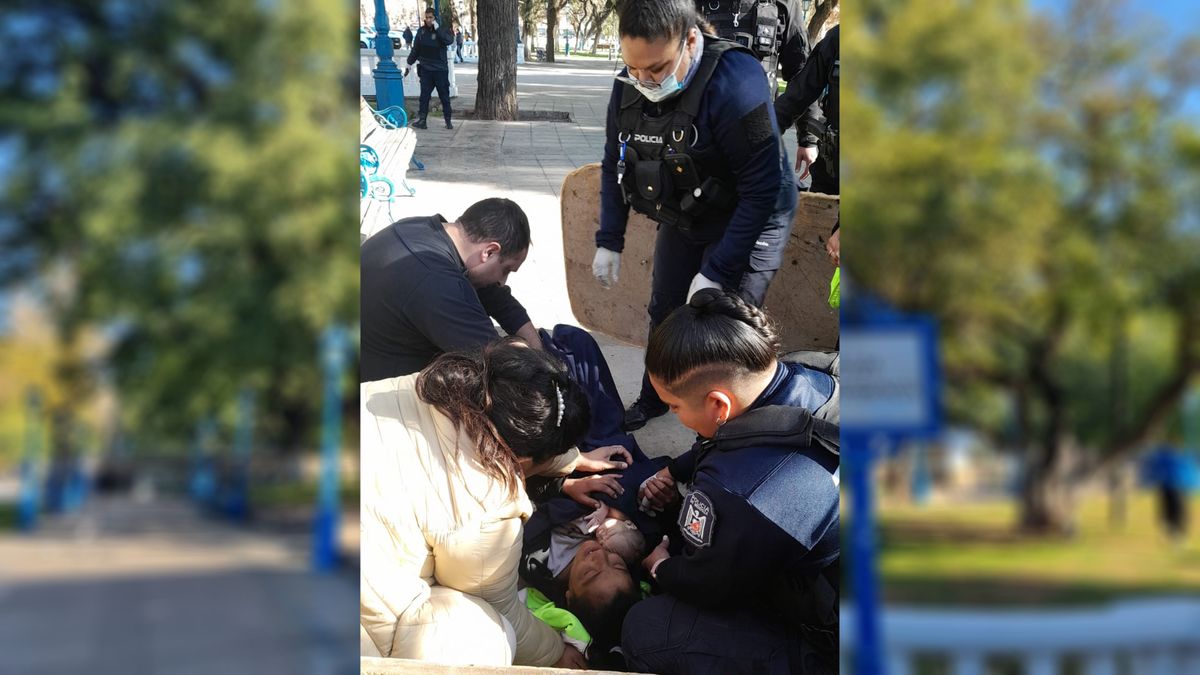 Cuatro policías ayudaron a una mujer que dio a luz a su hijo en la plaza Independencia de Capital. Foto: Gentileza.