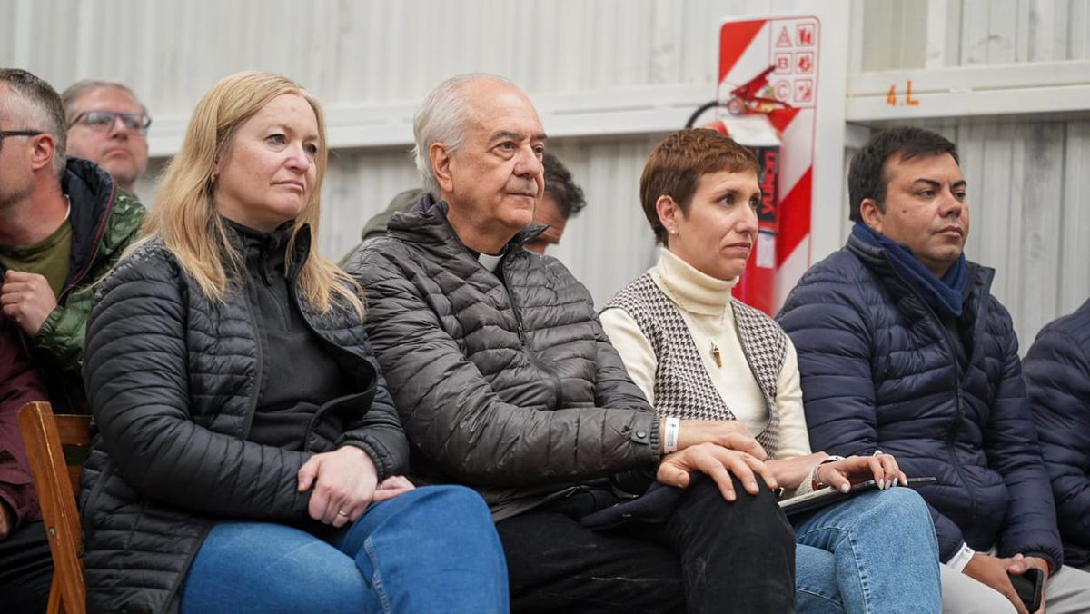 La vicegobernadora, Hebe Casado, el padre Marcelo De Benedectis (vocero del Arzobispado de Mendoza), la ministra de Energía y Ambiente, Jimena Latorre y el intendente de Las Heras, Francisco Lopresti, durante la audiencia por PSJ Cobre Mendocino. La vicegobernadora, Hebe Casado, el padre Marcelo De Benedectis (vocero del Arzobispado de Mendoza), la ministra de Energía y Ambiente, Jimena Latorre y el intendente de Las Heras, Francisco Lopresti, durante la audiencia por PSJ Cobre Mendocino.