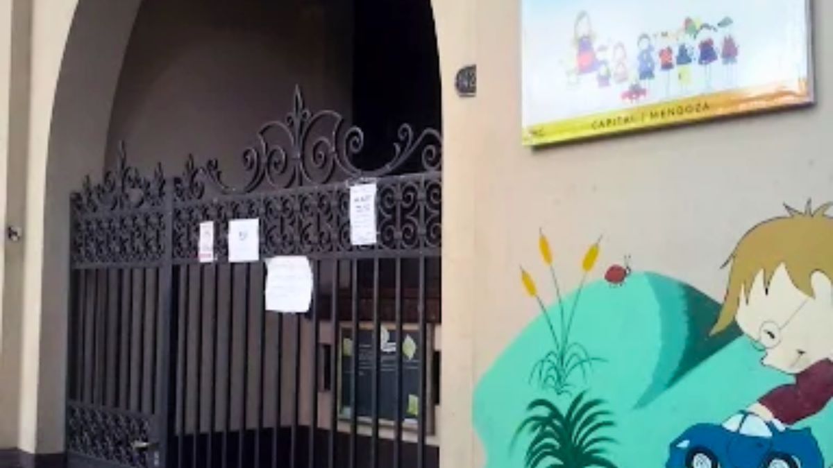 El jardín de infantes que cerró la DGE está ubicado en Chile y Necochea, una esquina muy transitada de la Ciudad de Mendoza. El jardín de infantes que cerró la DGE está ubicado en Chile y Necochea, una esquina muy transitada de la Ciudad de Mendoza.