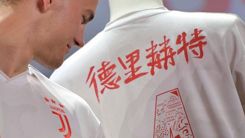 La insólita camiseta con los nombres en chino