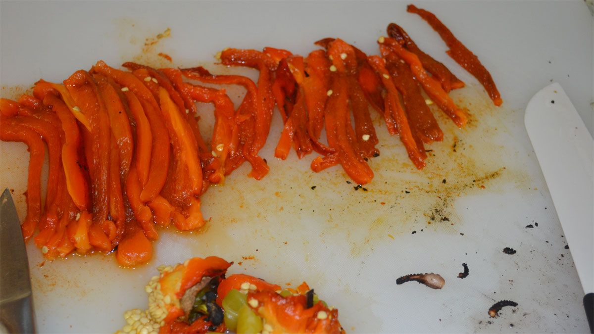 Los pimientos morrones cortados en tiritas, es la mejor receta para darle un toque distintivo a la pizza. Los pimientos morrones cortados en tiritas, es la mejor receta para darle un toque distintivo a la pizza.