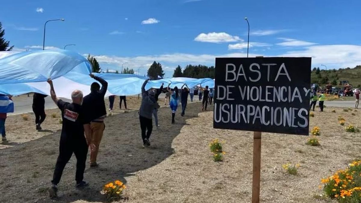 Marcha en las cercanías del Lago Moreno. (Foto Twitter Luis Petri).
