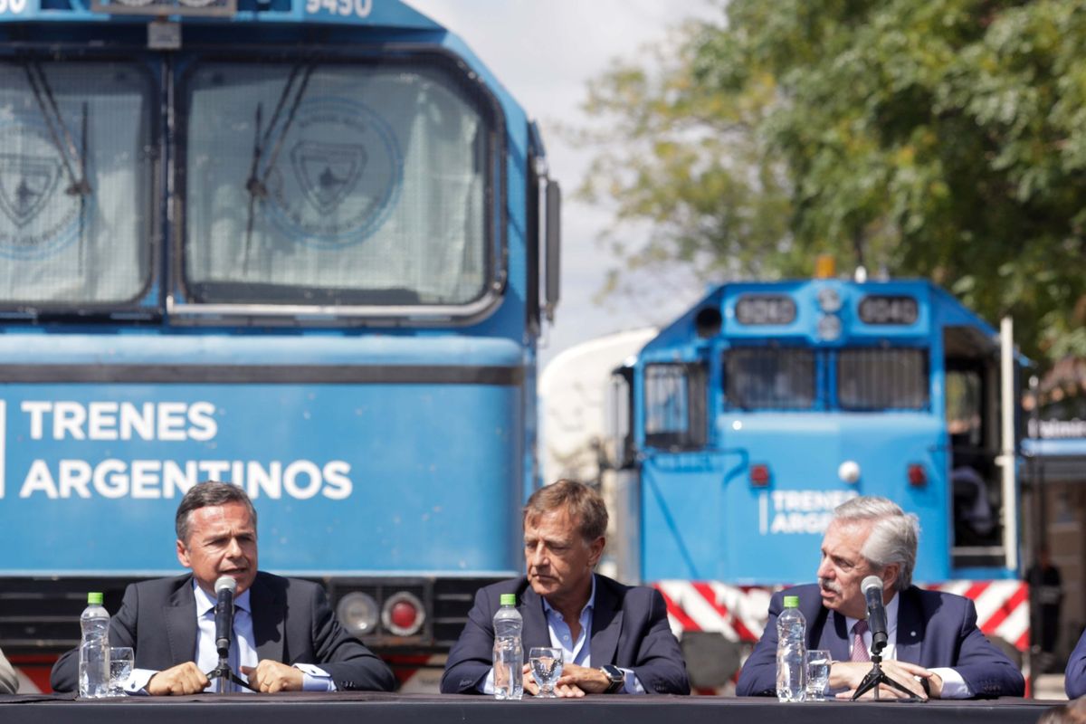 Habla Diego Giuliano, ministro de Transporte de la Nación. A su lado el gobernador Rodolfo Suarez y el presidente Alberto Fernández.