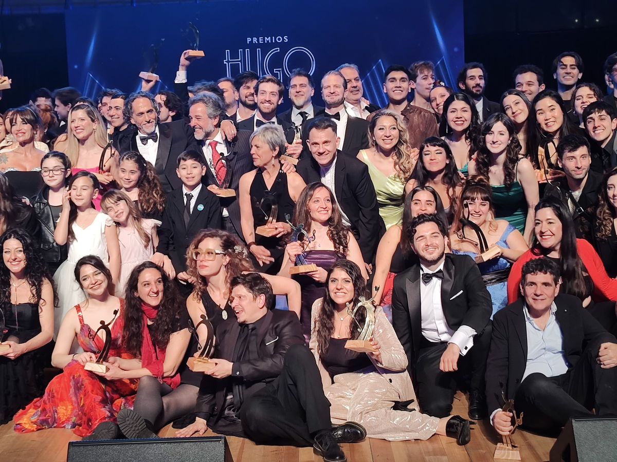 La actriz mendocina Claudia Racconto, sentada en el medio, junto a todos los ganadores de los Premios Hugo 2024. La actriz mendocina Claudia Racconto, sentada en el medio, junto a todos los ganadores de los Premios Hugo 2024.