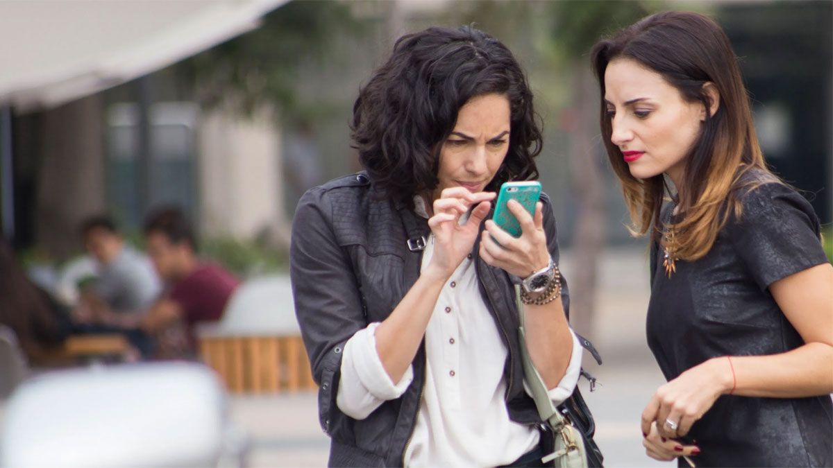 Bárbara Mori y Marimar Vega, en un momento de la película de Netflix. Bárbara Mori y Marimar Vega, en un momento de la película de Netflix.