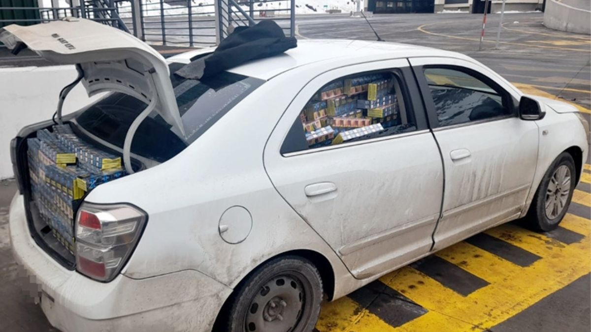 El auto del mendocino que eludió los controles aduaneros en Chile y lo detuvieron, transportada 15.000 atados de cigarrillos de contrabando.&nbsp;