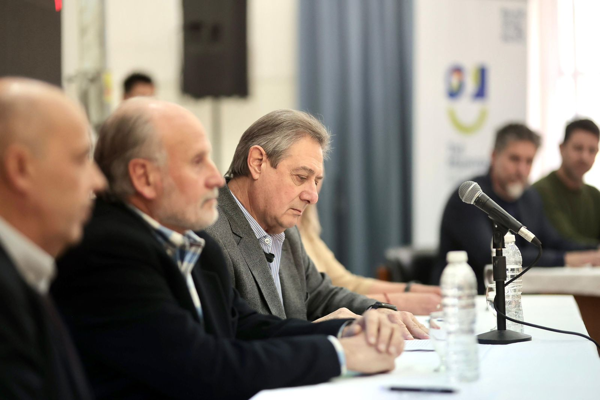 Omar Félix junto al titular de la empresa Ojeda, de la UTE a cargo de la ejecución del gasoducto, y Adrián Sejanovich, de Ecogas Omar Félix junto al titular de la empresa Ojeda, de la UTE a cargo de la ejecución del gasoducto, y Adrián Sejanovich, de Ecogas