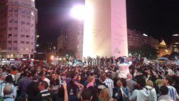 Dos mil hinchas de Racing marcharon hasta el Obelisco para celebrar los 112 años del club