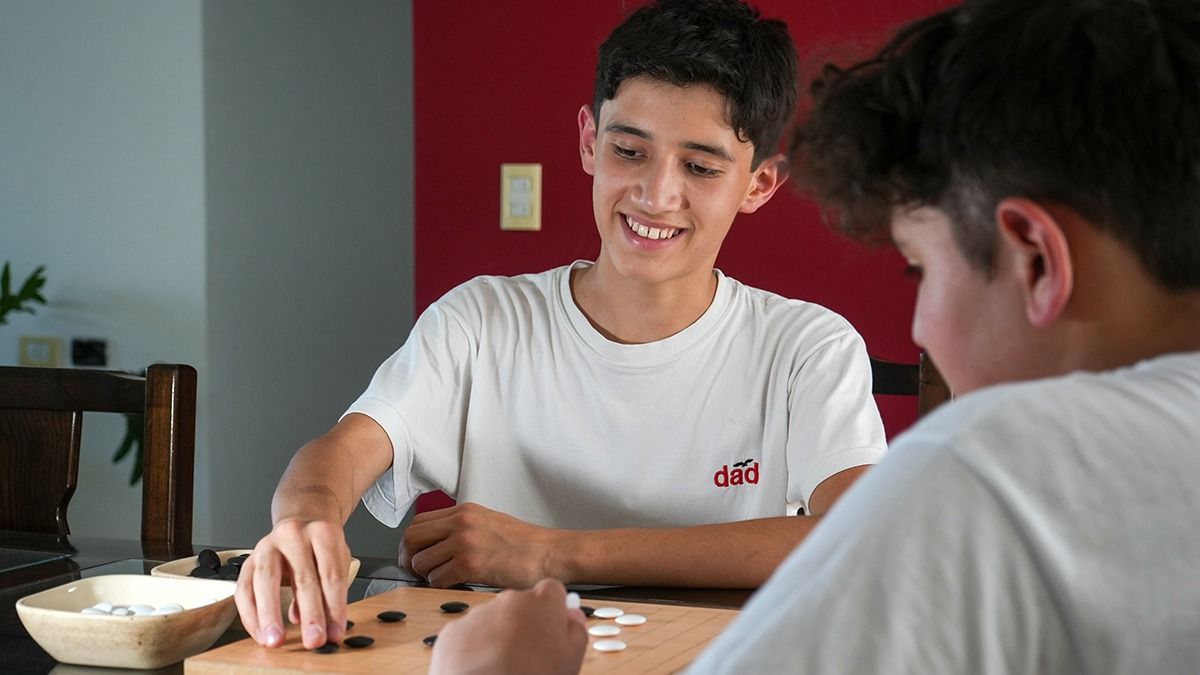 El Go se juega de a dos y Manuel trata de inculcárselo a sus amigos para practicarlo juntos. El Go se juega de a dos y Manuel trata de inculcárselo a sus amigos para practicarlo juntos.