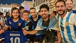 Maximiliano Jaime (sosteniendo la 10 de Maradona) y Renzo Bordón (último de izquierda a derecha), los mendocinos que venden camisetas en el Mundial Qatar 2022 para mantenerse.